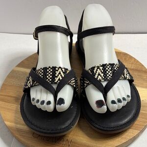 Toms Lexi Black and Cream Woven Sandals Sz 7 Excellent Condition